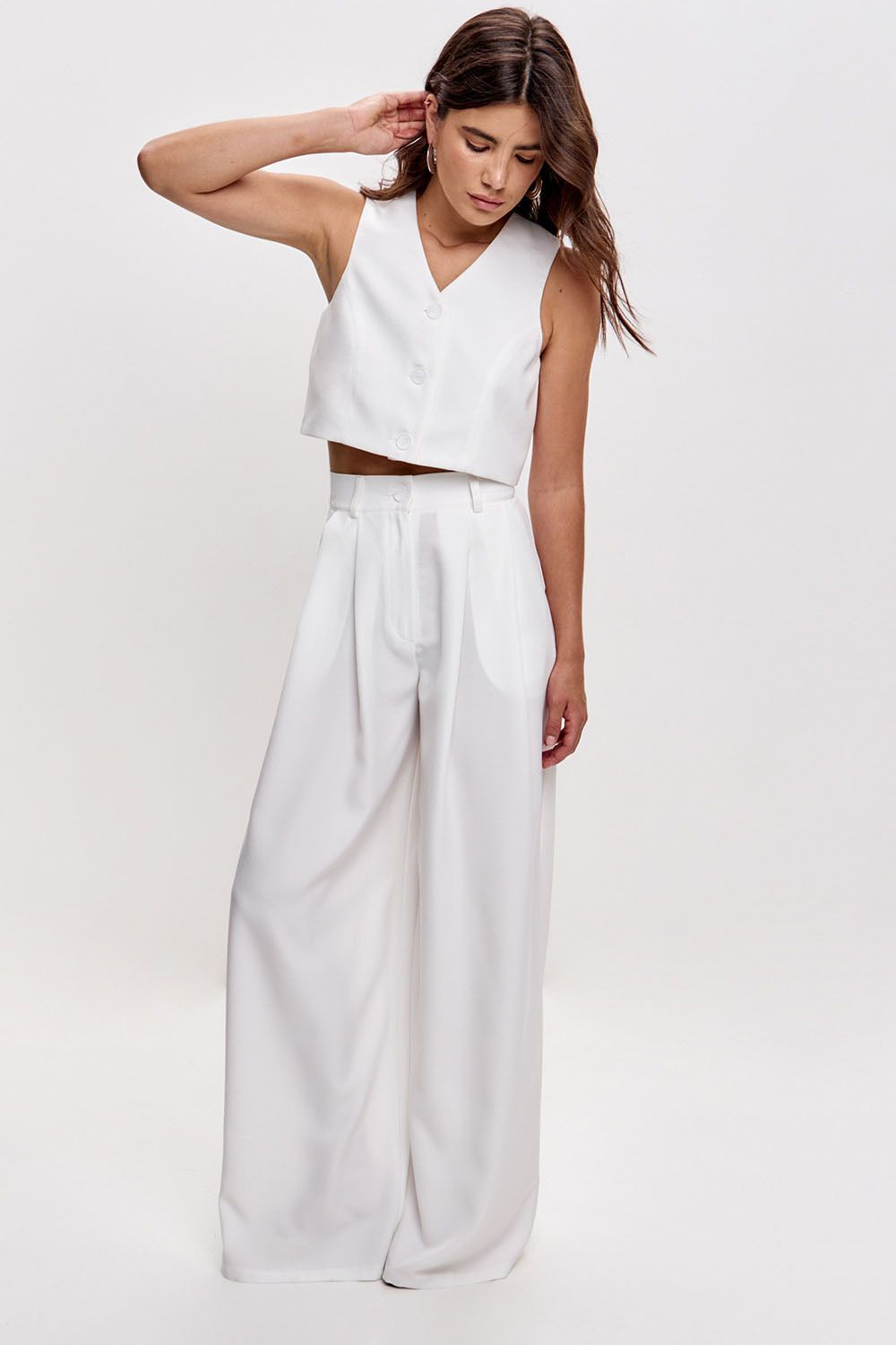 Укороченная жилетка свободного кроя белого цвета