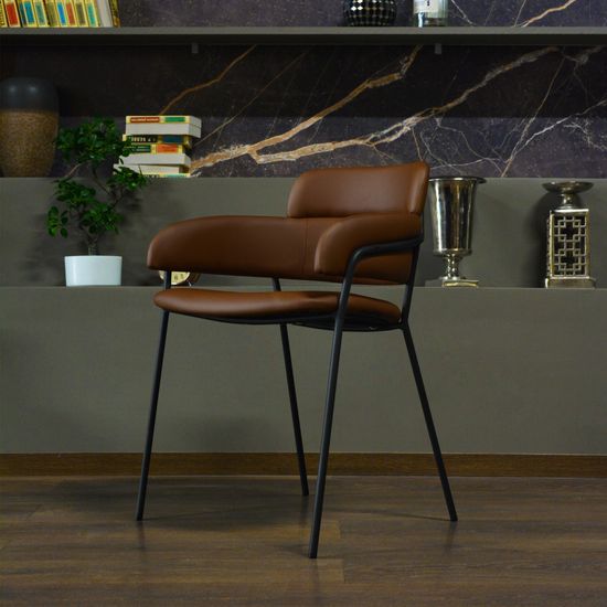 Стул Strike коричневая кожа с черными ножками