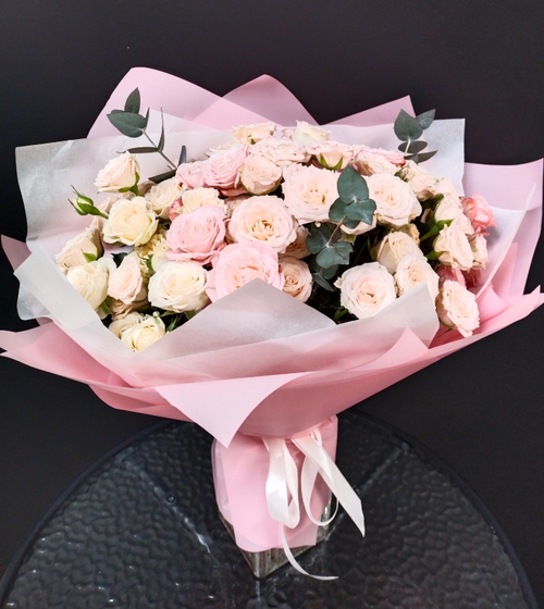 Букет кустовых роз с зеленью