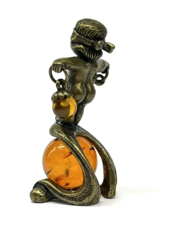 Бронзовая статуэтка на янтаре