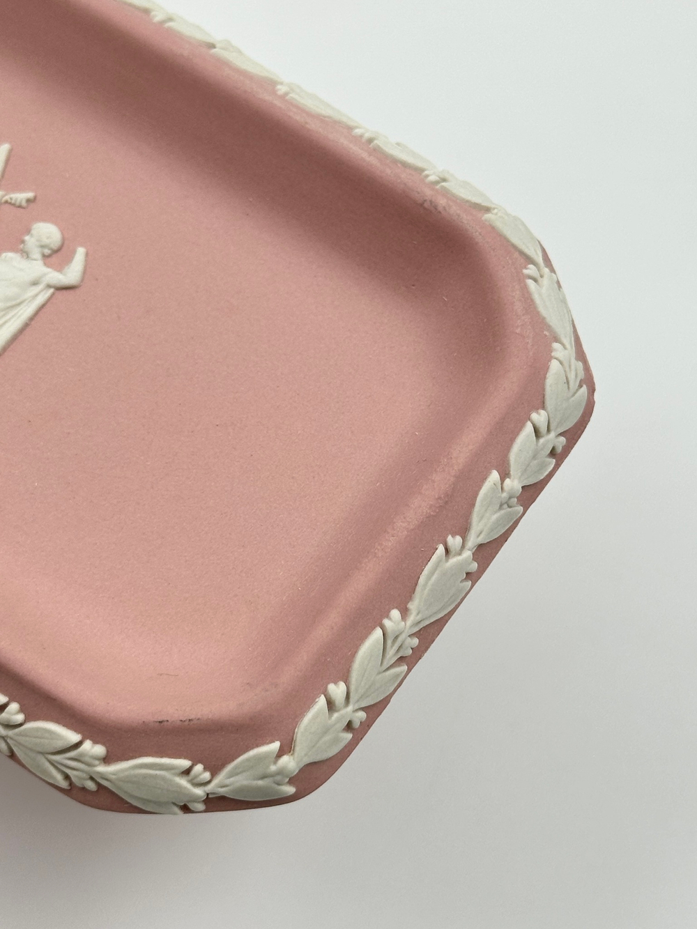 Миниатюрная розовая тарелка Wedgwood