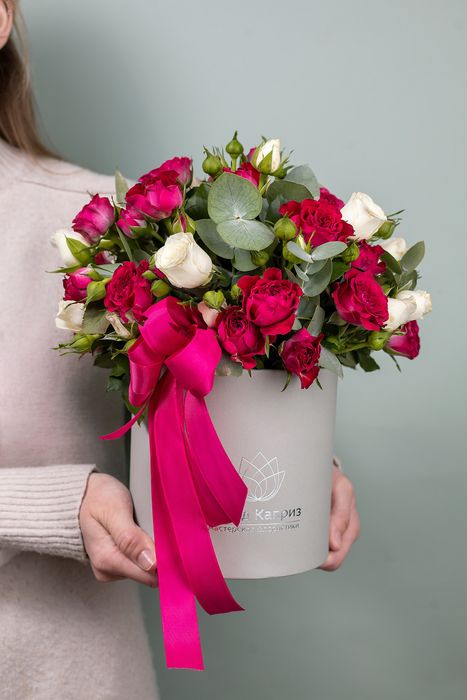 Композиция из кустовой розы микс Сноу Блоссомс и Черри Блоссомс с эвкалиптом