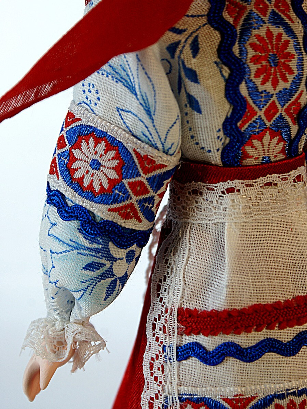 Кукла коллекционная в девичьем мещанском костюме.