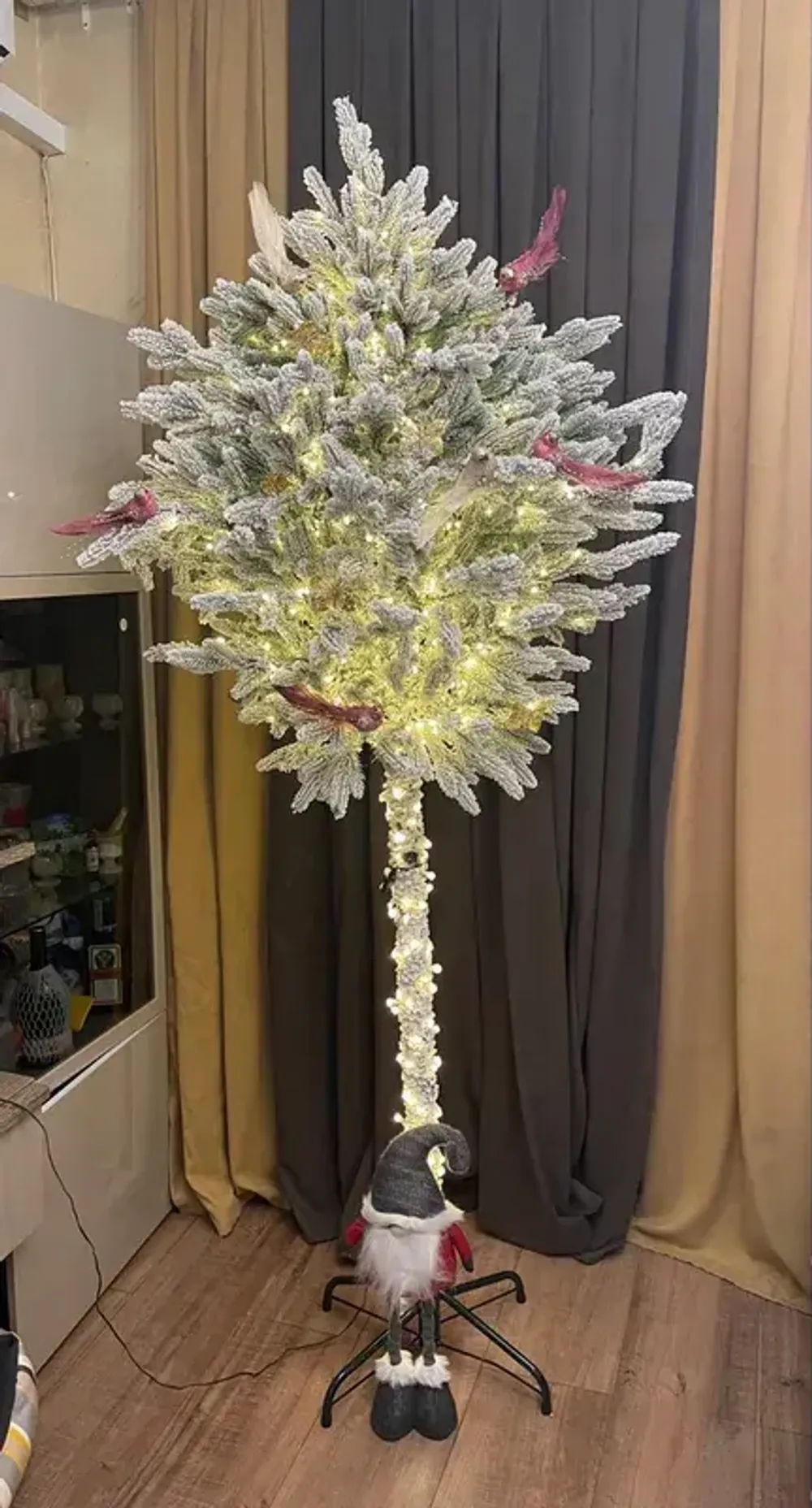 Заснеженная елка на ножке «Торшер» с гирляндой встроенной (Литая хвоя) 210 см / 2,1 м