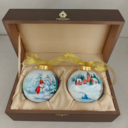 Набор новогодних шаров с ручной росписью "Веселая деревня" в футляре