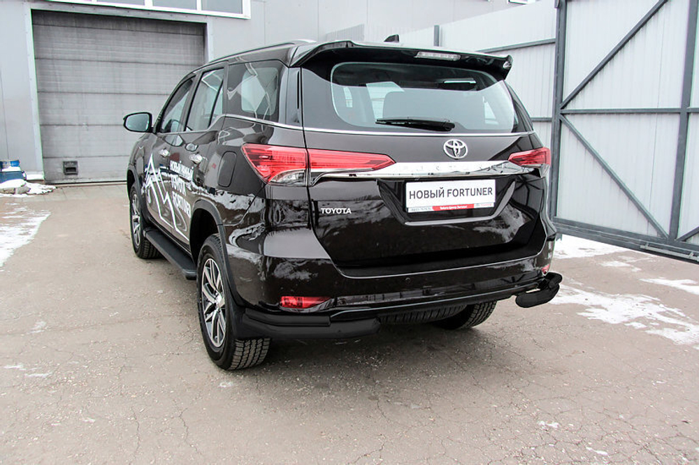 Защита заднего бампера Toyota Fortuner (2015-2023) d76+d42 уголки черная
