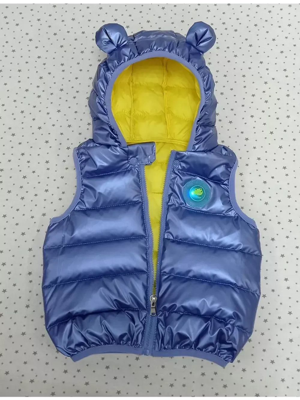 Детская жилетка для мальчика светящаяся.