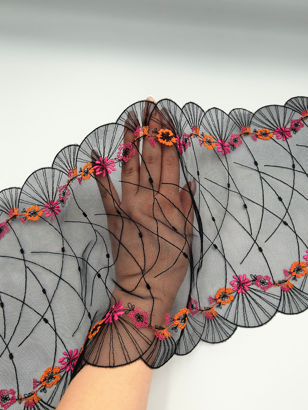 Вышивка на сетке черный/розовый/оранжевый К812 (23 см)