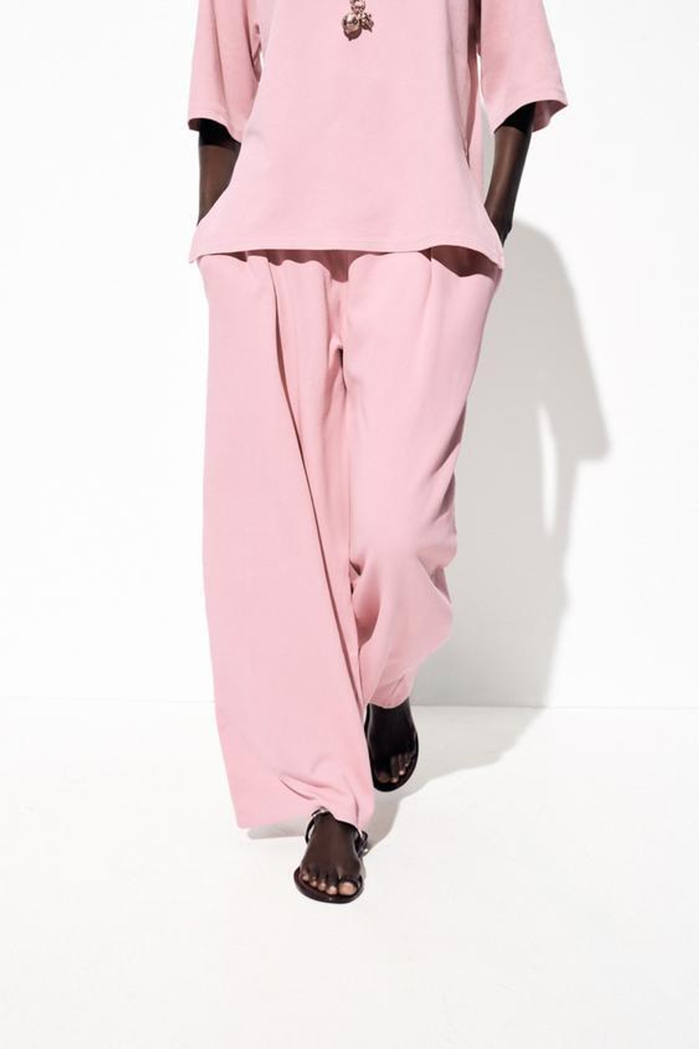 ZARA БРЮКИ ИЗ ТКАНИ С ЭФФЕКТОМ ПОТЕРТОСТИ, ПУДРОВО-РОЗОВЫЙ