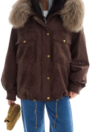Объемная парка шоколадного цвета из замши с коричневым мехом