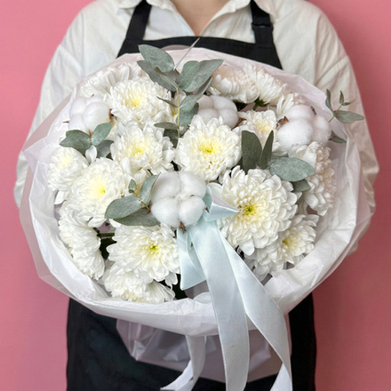 Круглый букет с кустовыми хризантемами и хлопком. Букет 1235