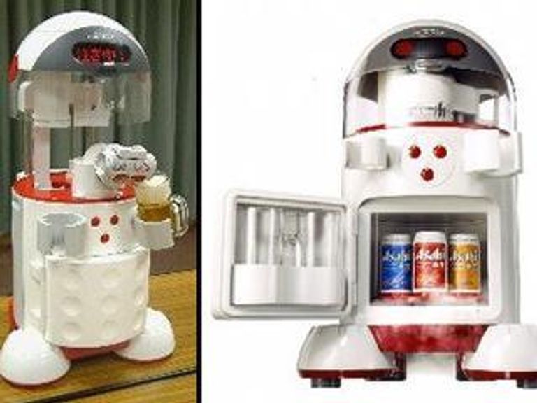 В Японии продемонстрировали робота для наливания пива из бан