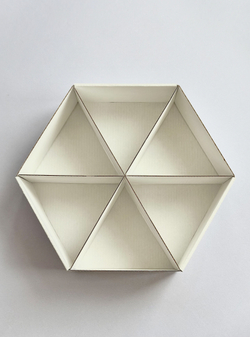 Коробка с окном шестиугольник 22 х 19 х 6 см, белая