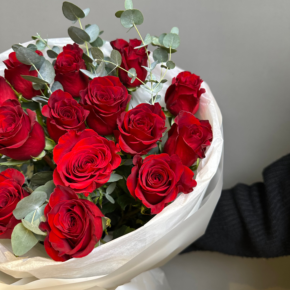 Букет "Карат "(роза красная ,эвкалипт)