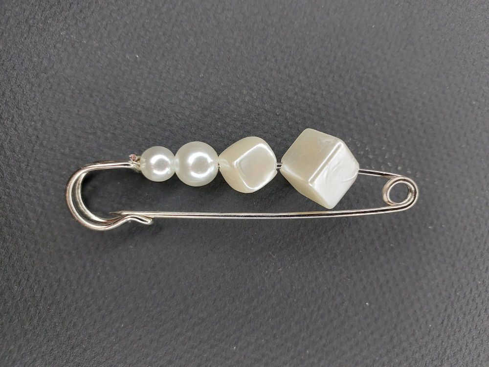 Булавка брошь "Жемчужная роскошь" для кардигана. пальто. Костюма. Цвет  белый