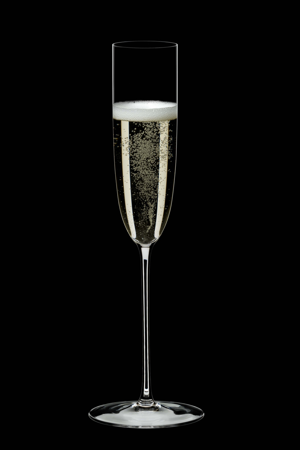 Бокал для шампанского 170мл Riedel Superleggero Champagne Flute черный фон