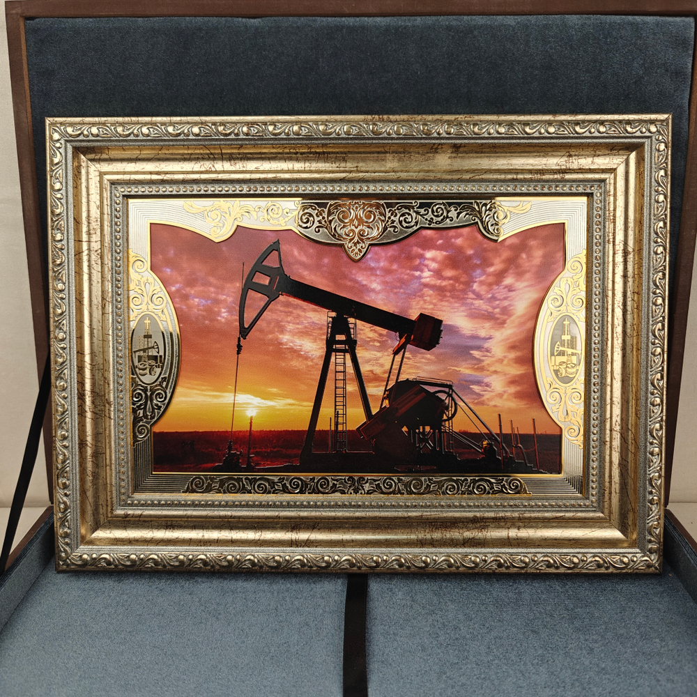 Панно с гравюрой "Нефтедобыча"