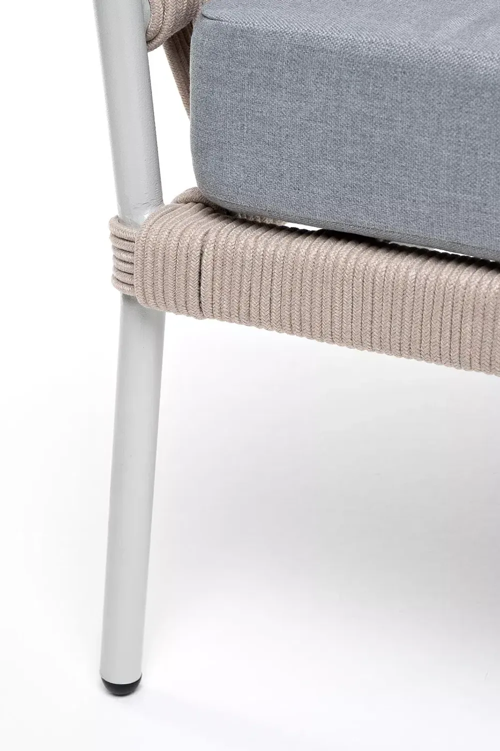 "Диего" кресло плетеное из роупа, каркас алюминий светло-серый (RAL7035) муар, роуп бежевый круглый, ткань светло-серая