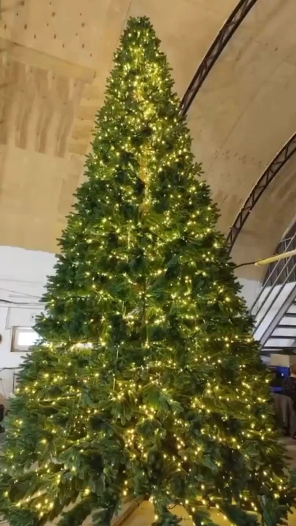 Ствольная елка с гирляндой встроенной «Изящная» (Литая хвоя) от 3 м до 8 м