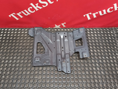 Кронштейн брызговика правого 2018г.