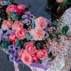 147. Нежный букет с розовыми пионовидными розами