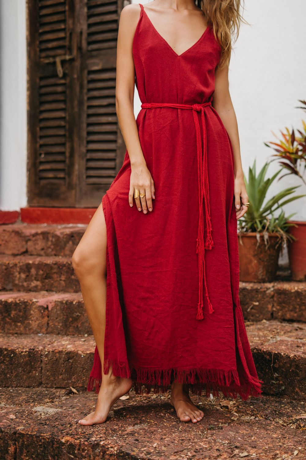 Длинное платье с V-образным вырезом (красное)