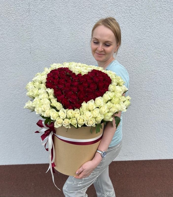 Композиция из 151 букетной розы "С любовью!"