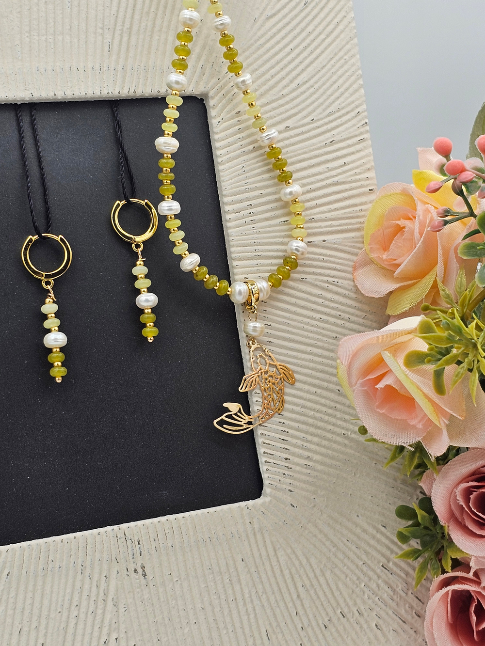 Колье авторское ручной работы из нефрита и культивируемого жемчуга "Золотая рыбка"