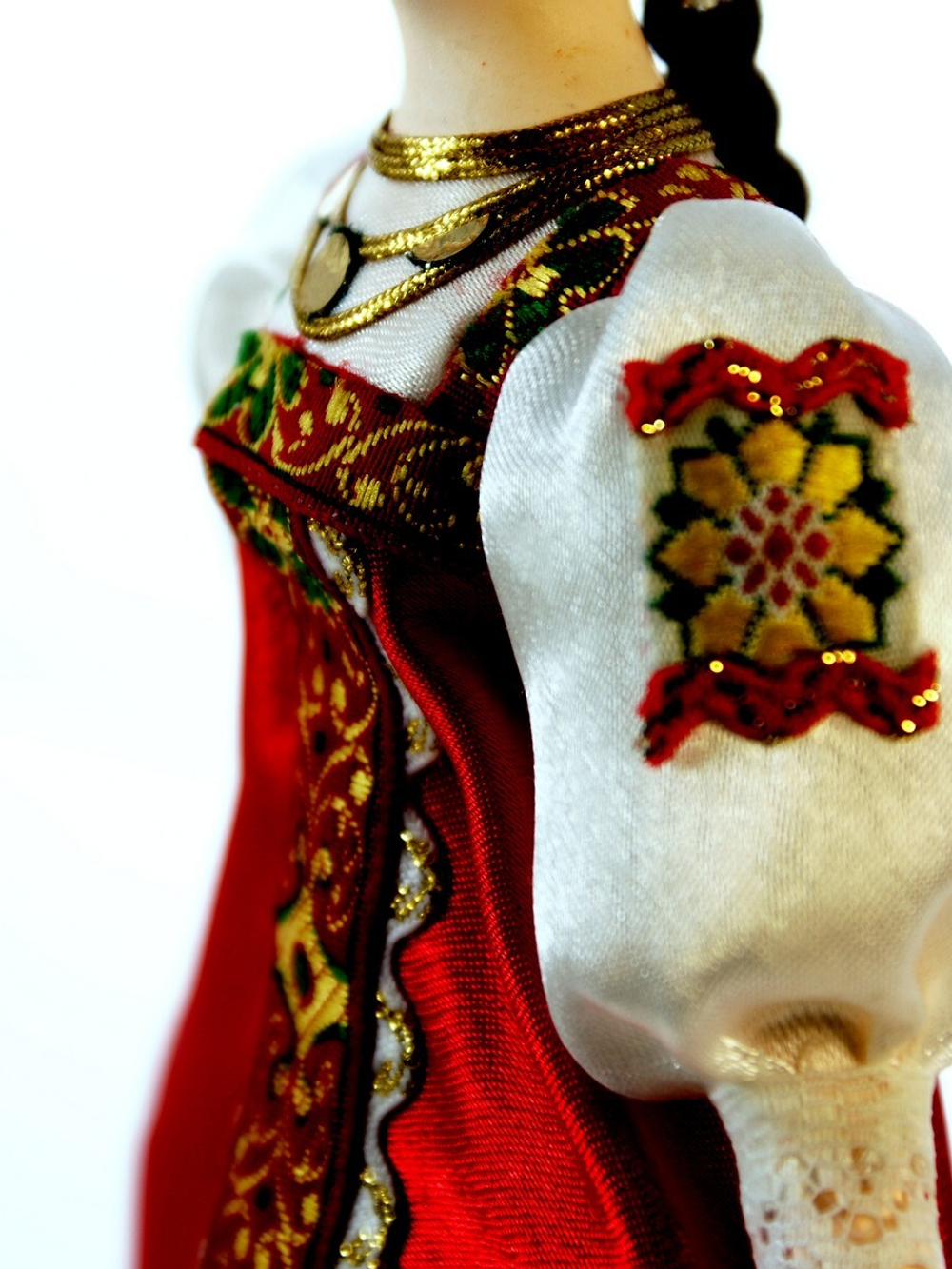 Кукла фарфоровая в русском костюме Плясунья