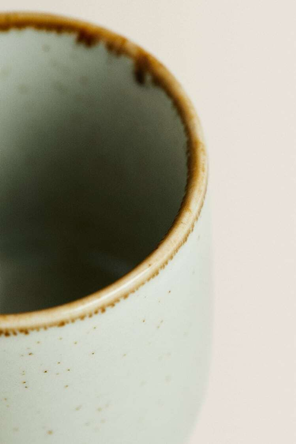 ZARA HOME ФАРФОРОВАЯ КРУЖКА С ОБОДКОМ ПОД СТАРИНУ, ЦВЕТ МОРСКОЙ ВОЛНЫ