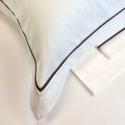 Постельное белье 2 спальное евро Сlaire&Caroll George белое с темно-коричневым кантом