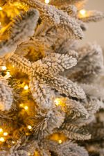 Заснеженная ель с гирляндой «Барокко» теплый свет (Литая+пвх) 180 см / 1,8 м