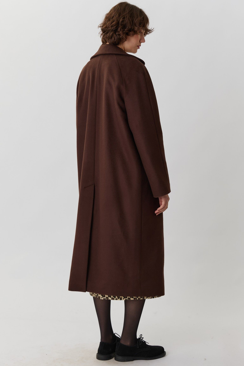 Длинное двубортное пальто шоколадного цвета из шерсти