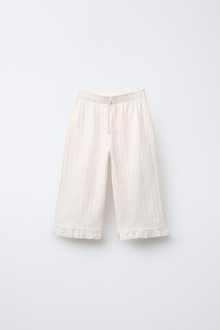 ZARA ЖАККАРДОВЫЕ БРЮКИ С ВЫШИВКОЙ В ШВЕЙЦАРСКОМ СТИЛЕ, ЭКРЮ