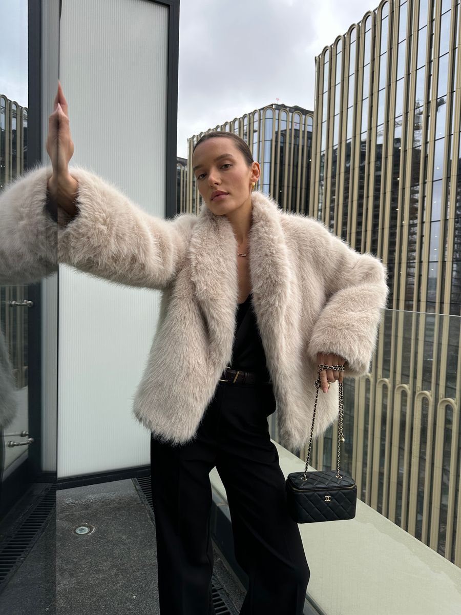 Шуба из эко-меха укороченная кремовая