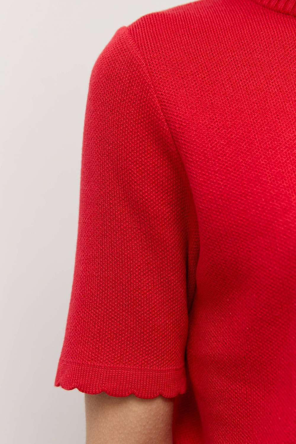 Джемпер-футболка с фигурным краем