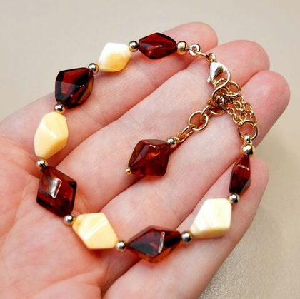 Элегантный браслет с янтарём разных цветов