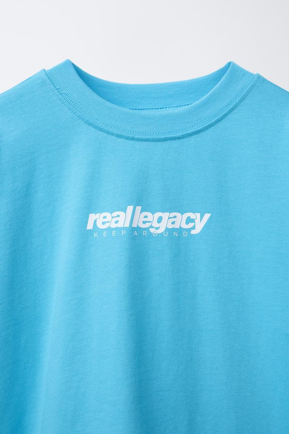 ZARA ФУТБОЛКА С ПРИНТОМ И НАШИВКОЙ, БИРЮЗОВЫЙ