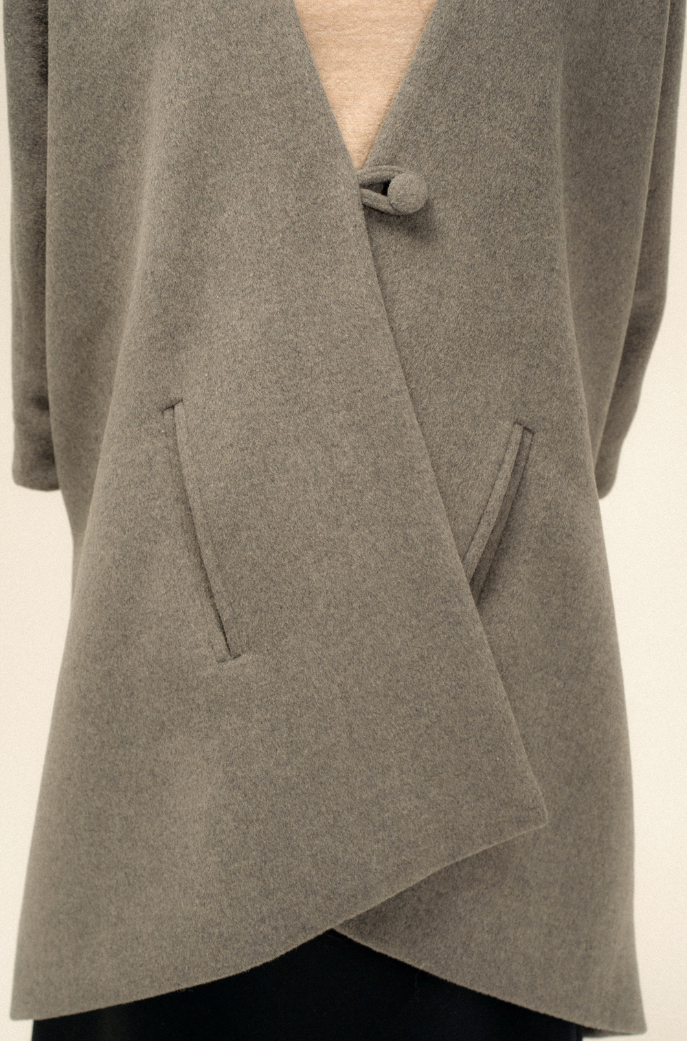 Лаконичное пальто свободного кроя