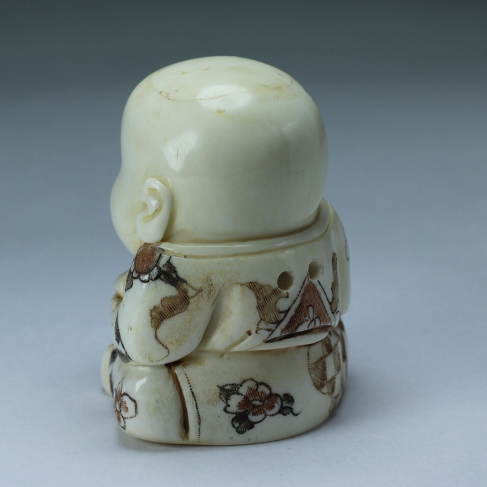 Нэцкэ Ребенок с корзиной рыбы