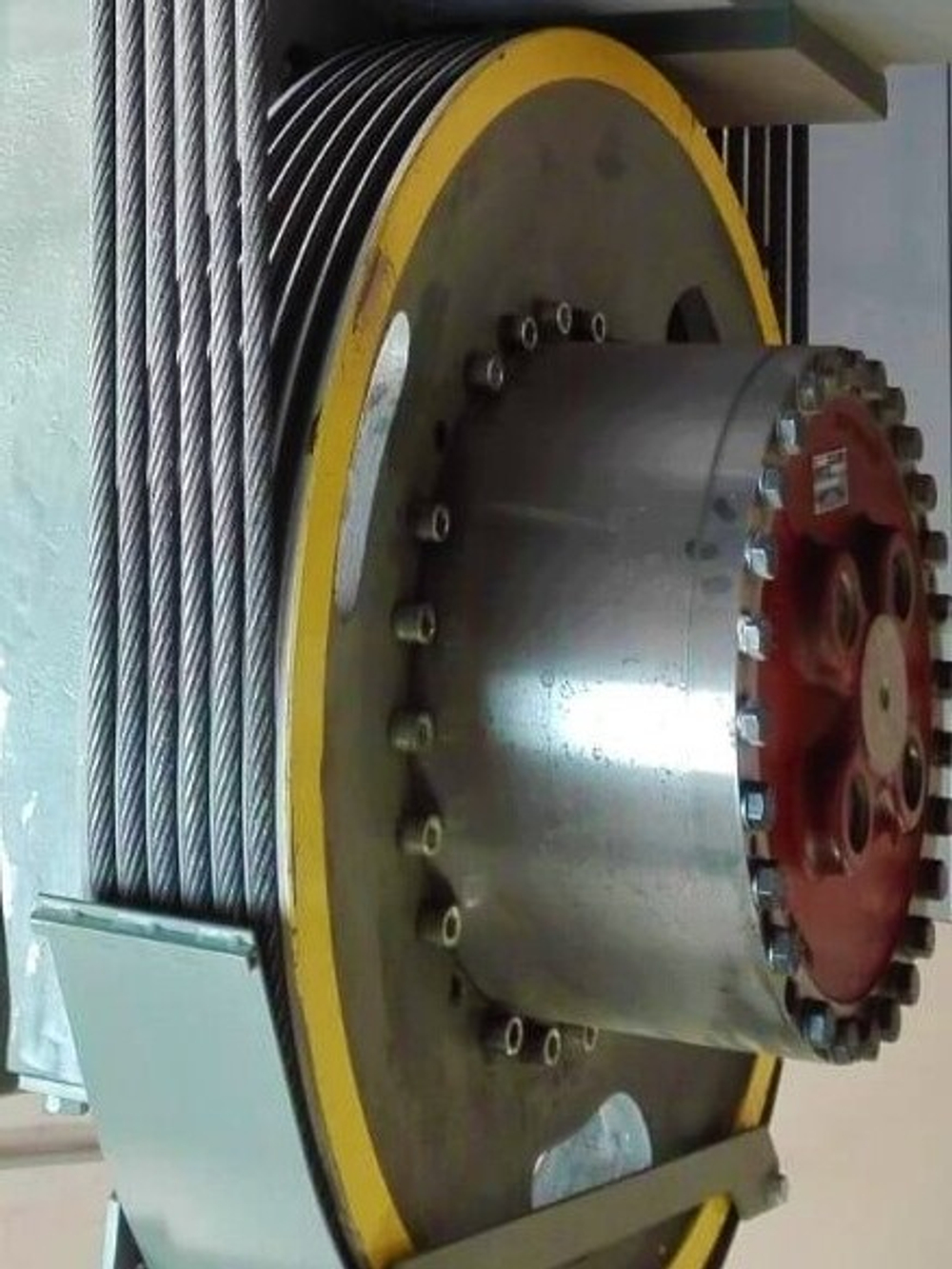 Отводной блок Ø 640х6x16 мм с подшипником BS2-2212-2CS и валом Ø 60 x 205 мм лебедки RME410