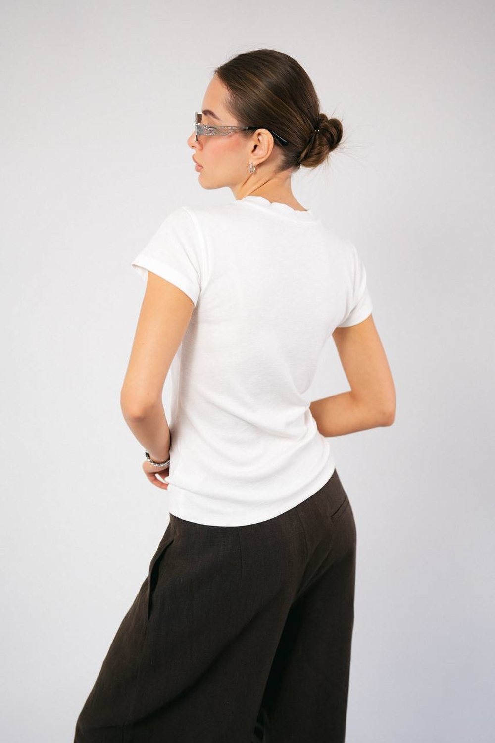 Базовая однотонная футболка в премиум качестве облегающего силуэта