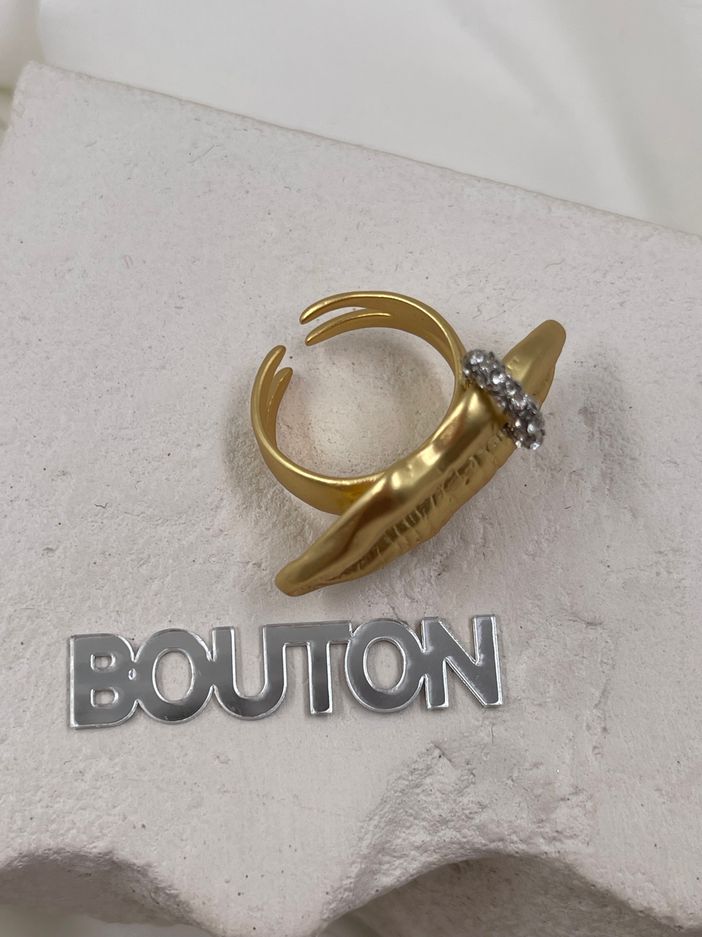 Кольцо губы Скиап в цвете золото