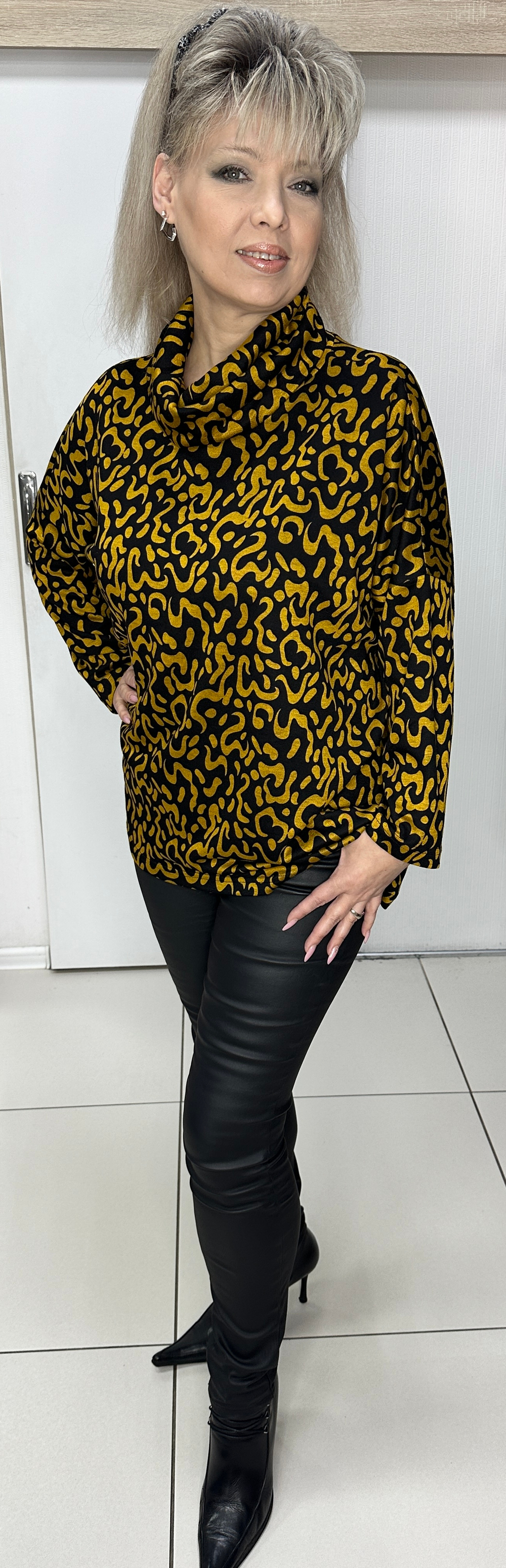 Туника черная с хомутом и горчичным принтом