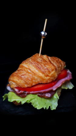 Сливочный круассан с вяленной свиной шейкой и овощами