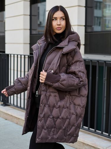 Шоколадный удлиненный пуховик с манишкой-капюшоном