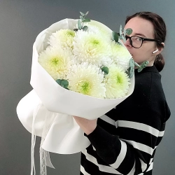 Букет с хризантемой сорта Магнум и эвкалиптом.