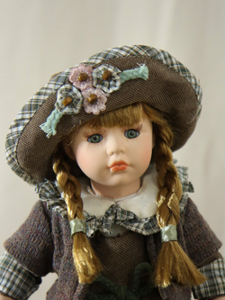 Кукла фарфоровая 12' на подставке