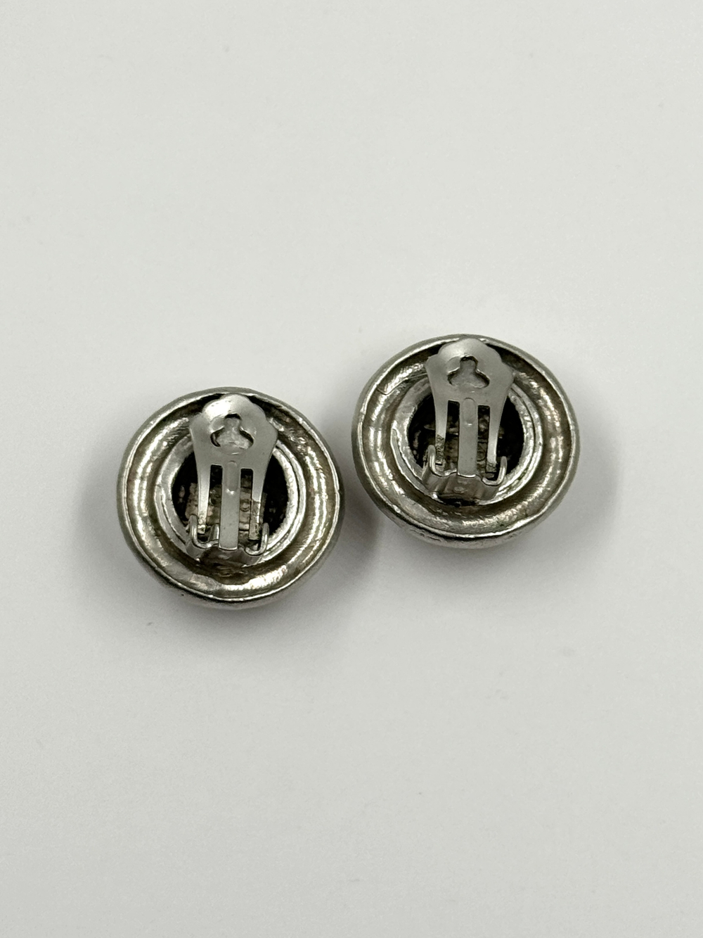 Клипсы круглые в серебряном цвете Kenzo