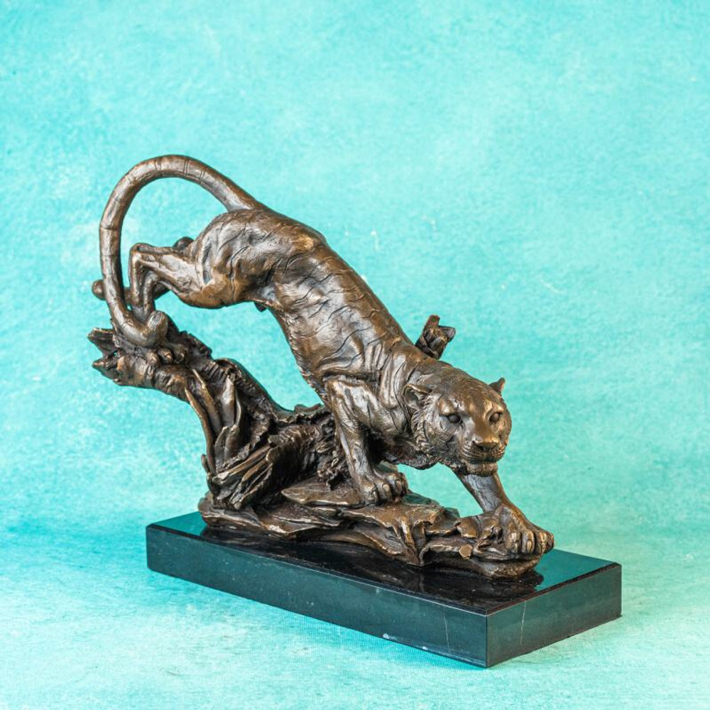 Кабинетная скульптура «Тигр на охоте»